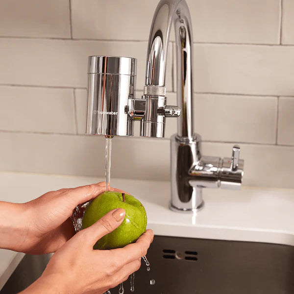 Filtre robinet EcoPro SMR Tappwater installé sur un robinet de cuisine moderne