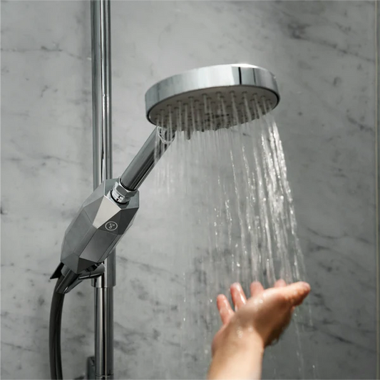 Eau filtrée s'écoulant du filtre de douche ShowerPro Diamond Tappwater