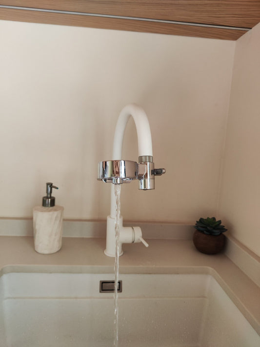 EcoPro Compact en fonctionnement, eau filtrée qui coule, vue en angle