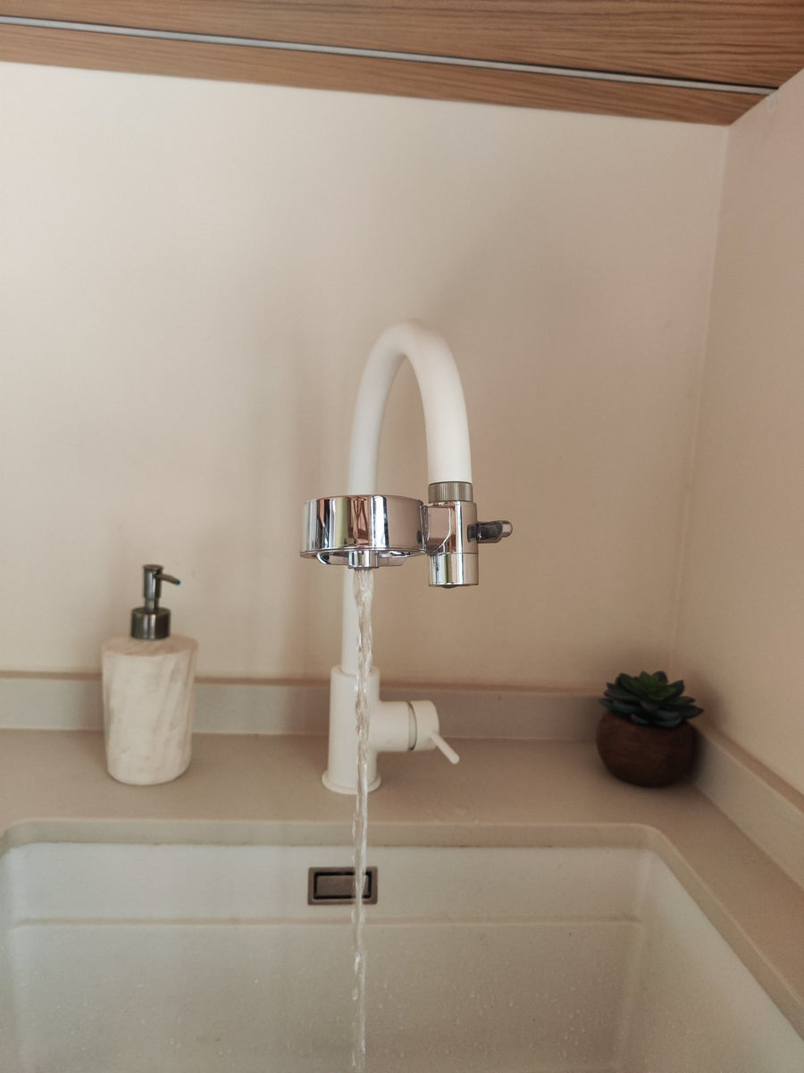 EcoPro Compact en fonctionnement, eau filtrée qui coule, vue en angle