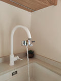 EcoPro Compact installé sur un robinet, eau qui coule, vue de face